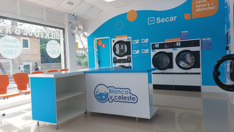 Blanca y Celeste Lavandería Automática